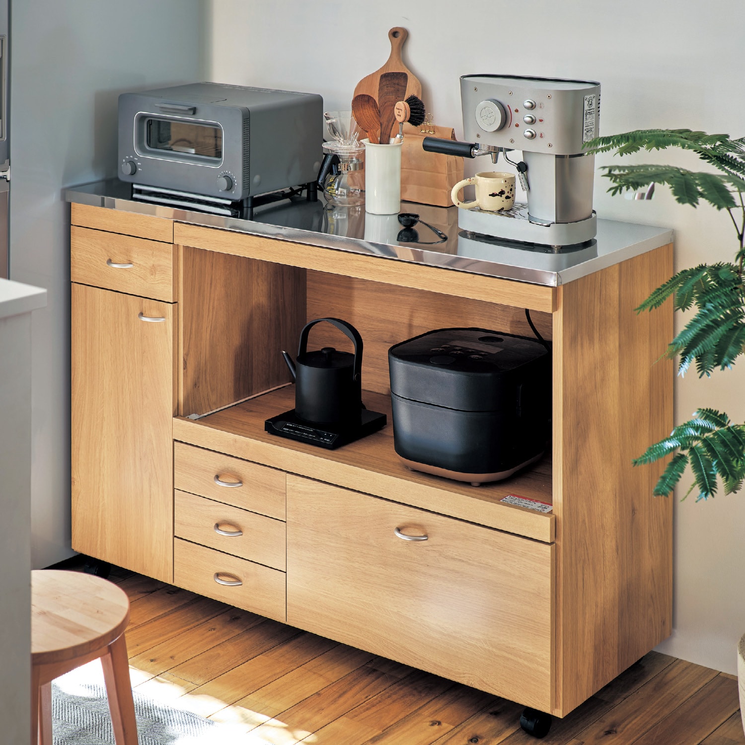 木目柄のきれいなステンレス天板のキッチンカウンター（キッチン