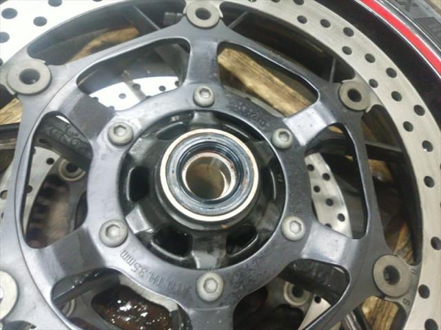 ホンダ CBR1000RR SC59 ホイールベアリング交換の巻｜バイクの整備