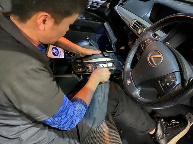 レクサス LS600h 後期 エアサスコントローラーの取付作業 横浜市