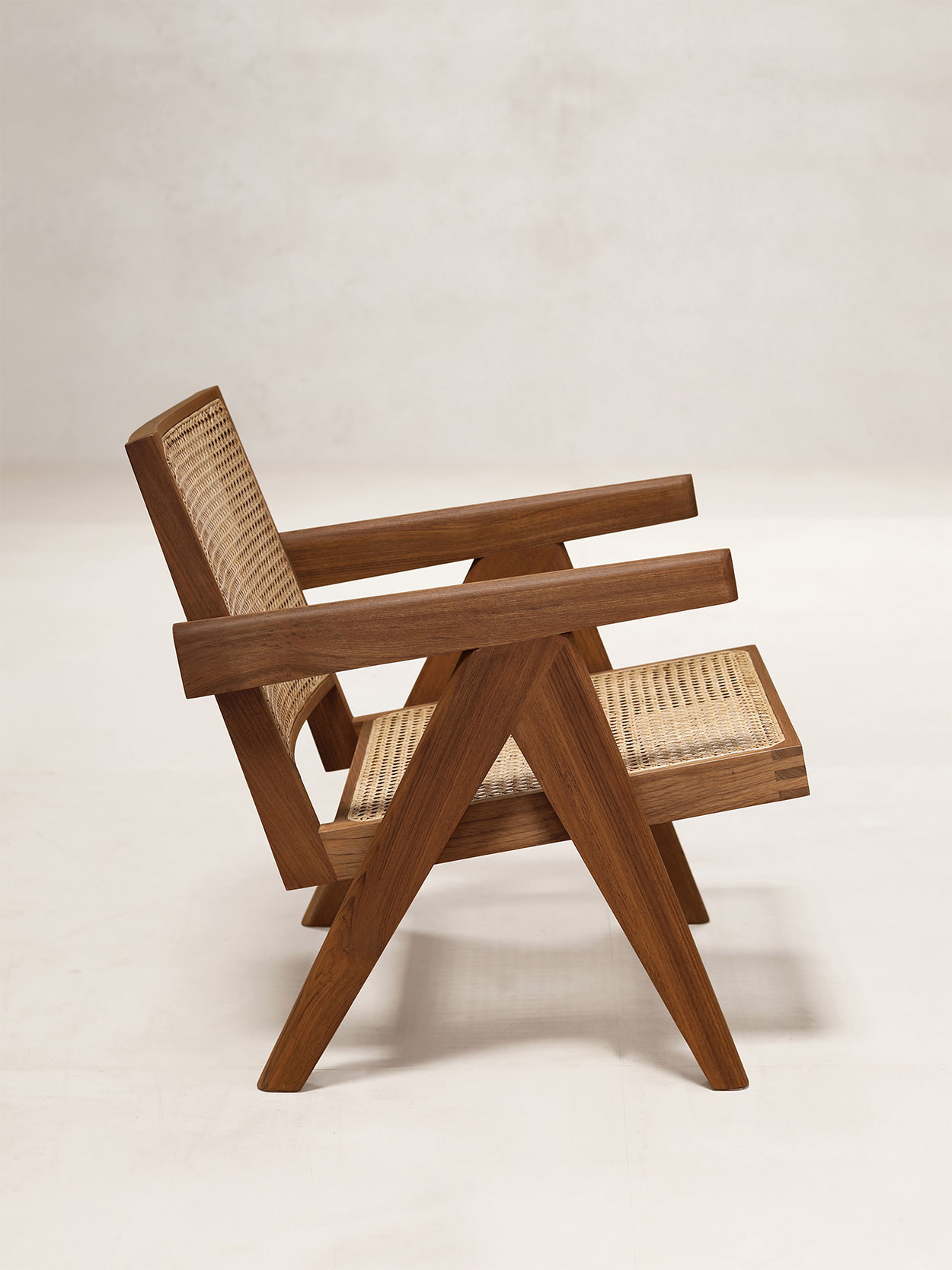 PH29 – Easy Armchair｜Pierre Jeanneret