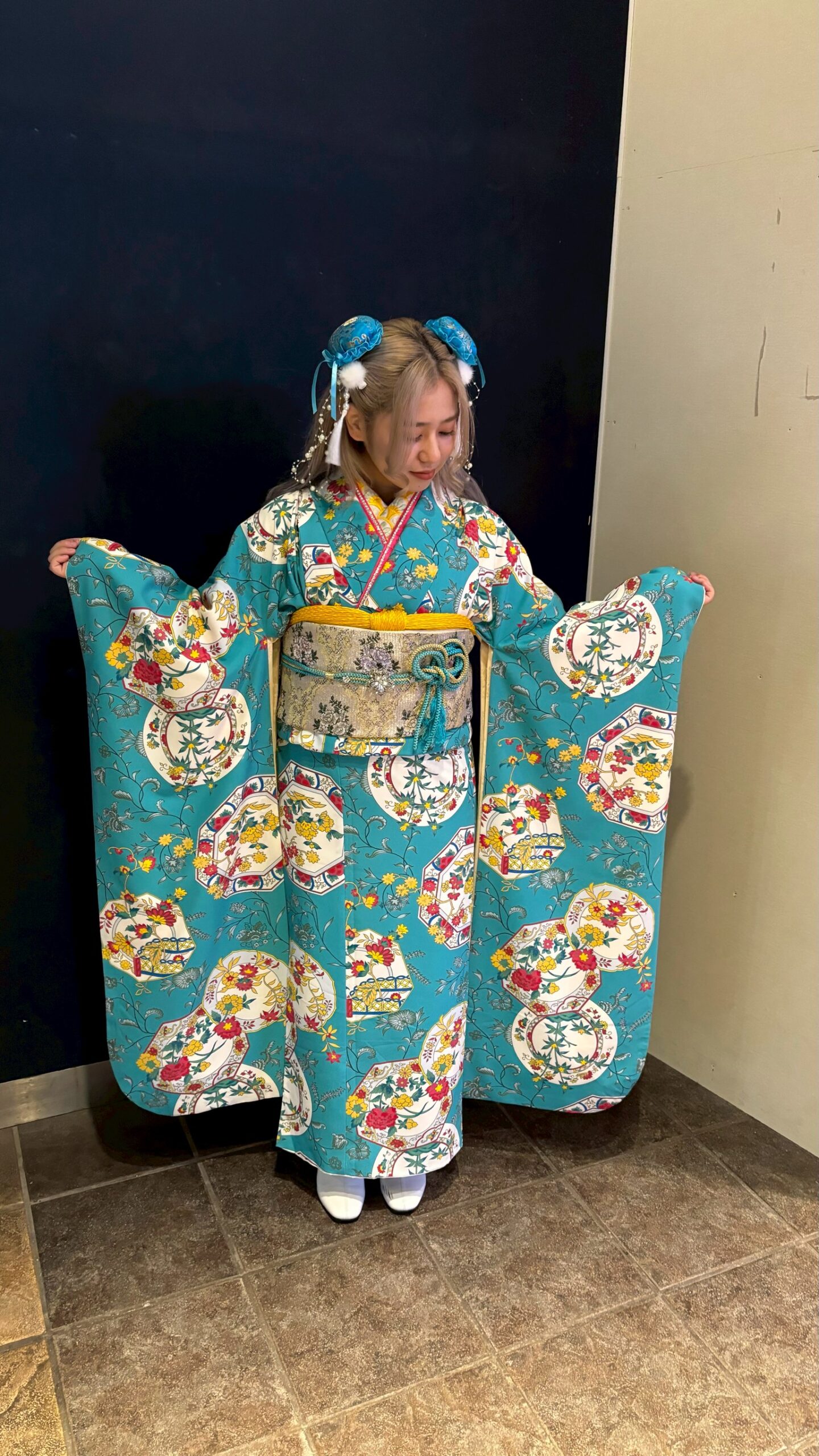 和洋中！個性的な青緑色のシノワズリ振袖 | kimono hearts | 成人式の