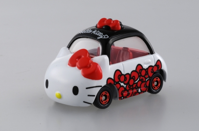 ハローキティ誕生45周年！赤いリボンが印象的なトミカが登場
