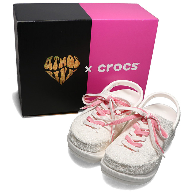 Crocs×atmos pink 初のコラボレーション！サンダルとスニーカーをMIX