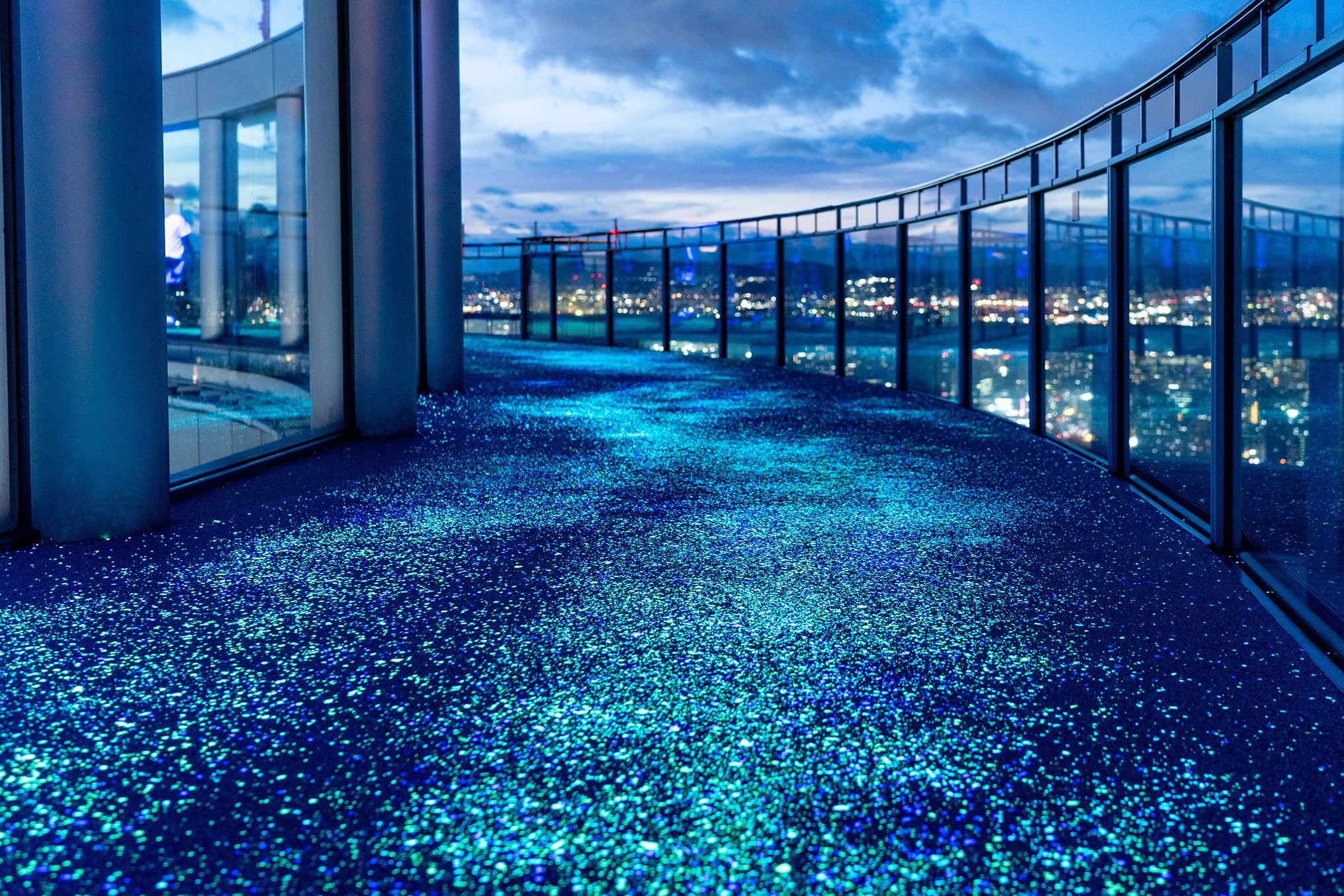 空中庭園で星空を歩く。「ルミ・スカイ・ウォーク」がリニューアル