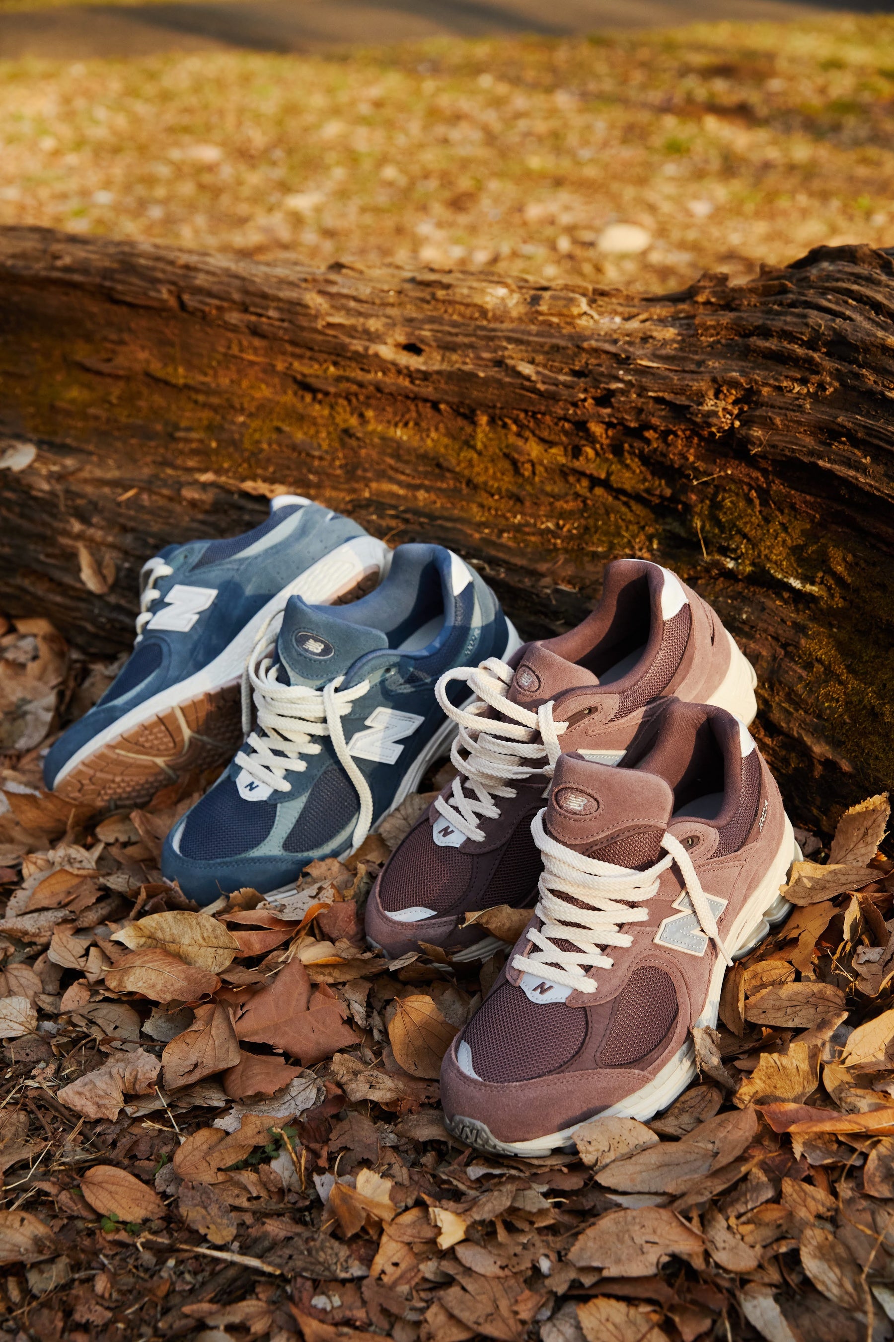 New Balance 2002Rより黒イチジクのカラーと淡いネイビーでトーナルに