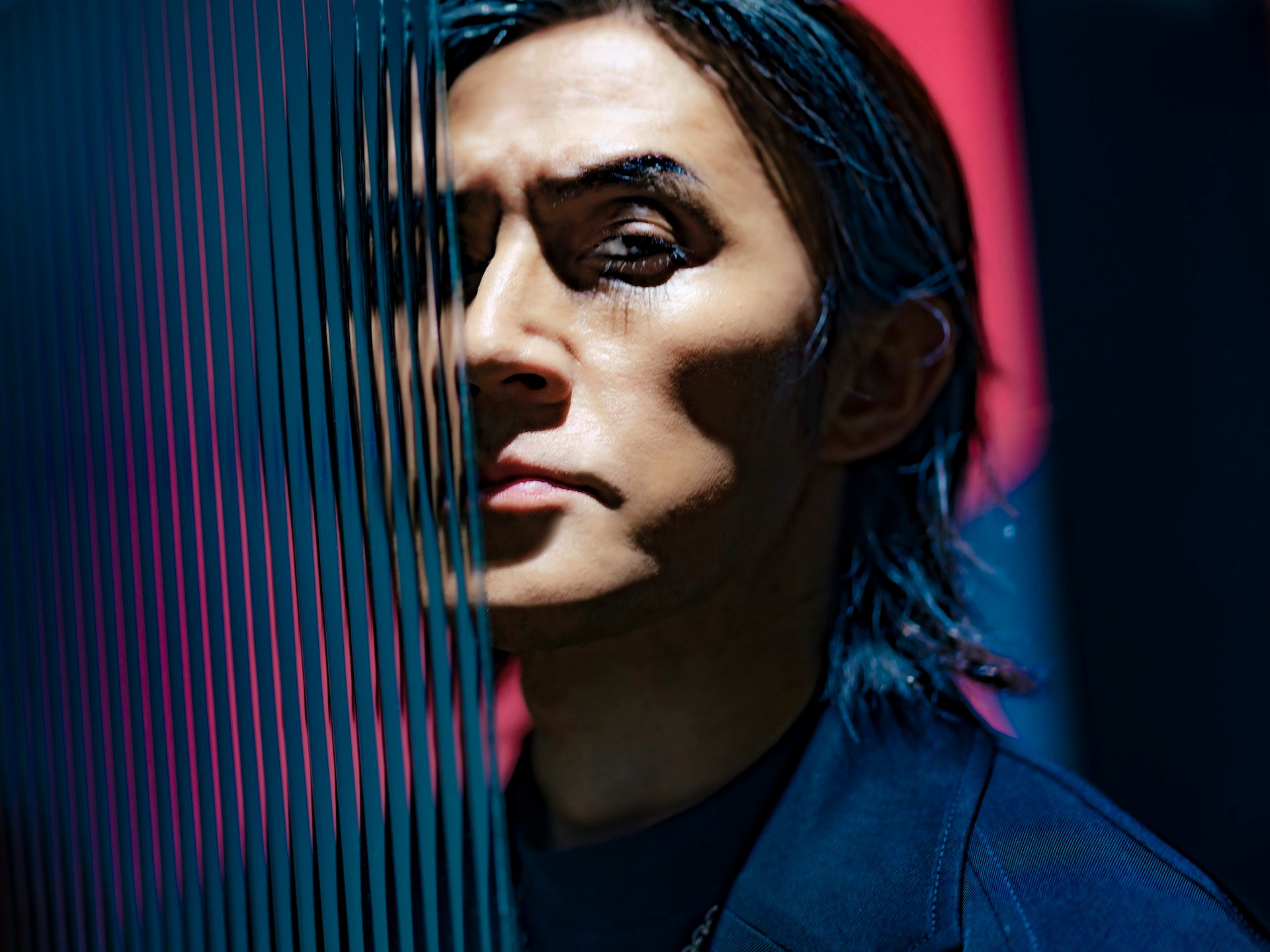 稲葉浩志、自身初となる作品集「シアン[特装版]」に先駆けてリリース