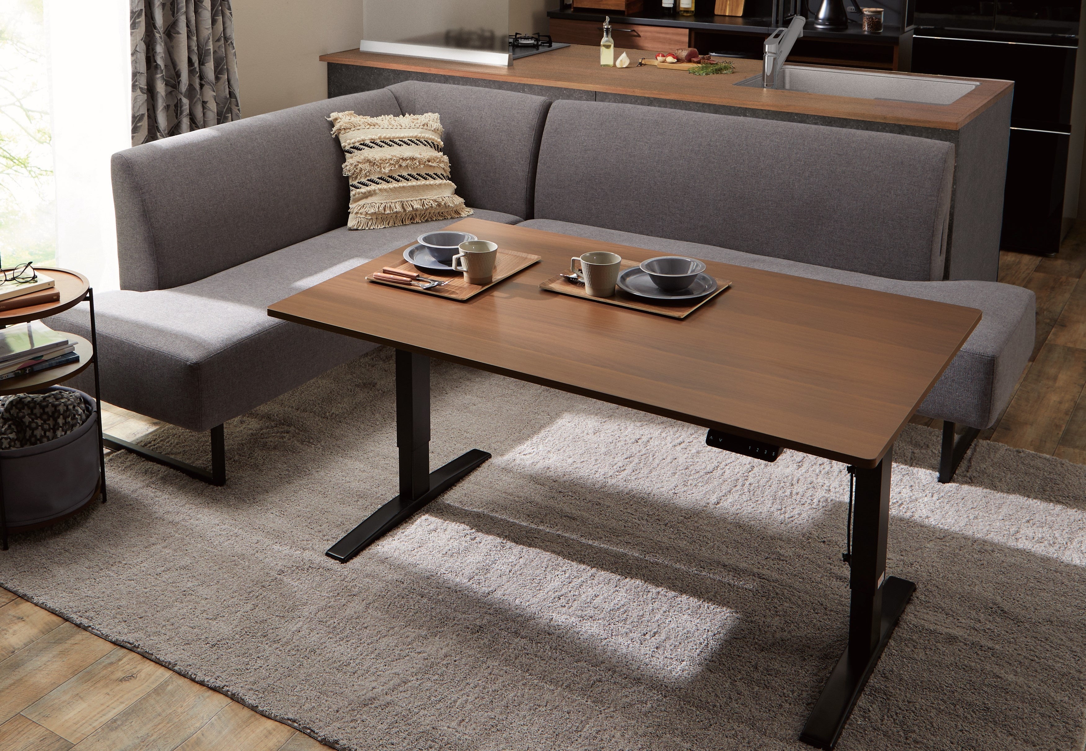 指一本で簡単操作！ダイニング家具「電動昇降テーブル」が期間限定