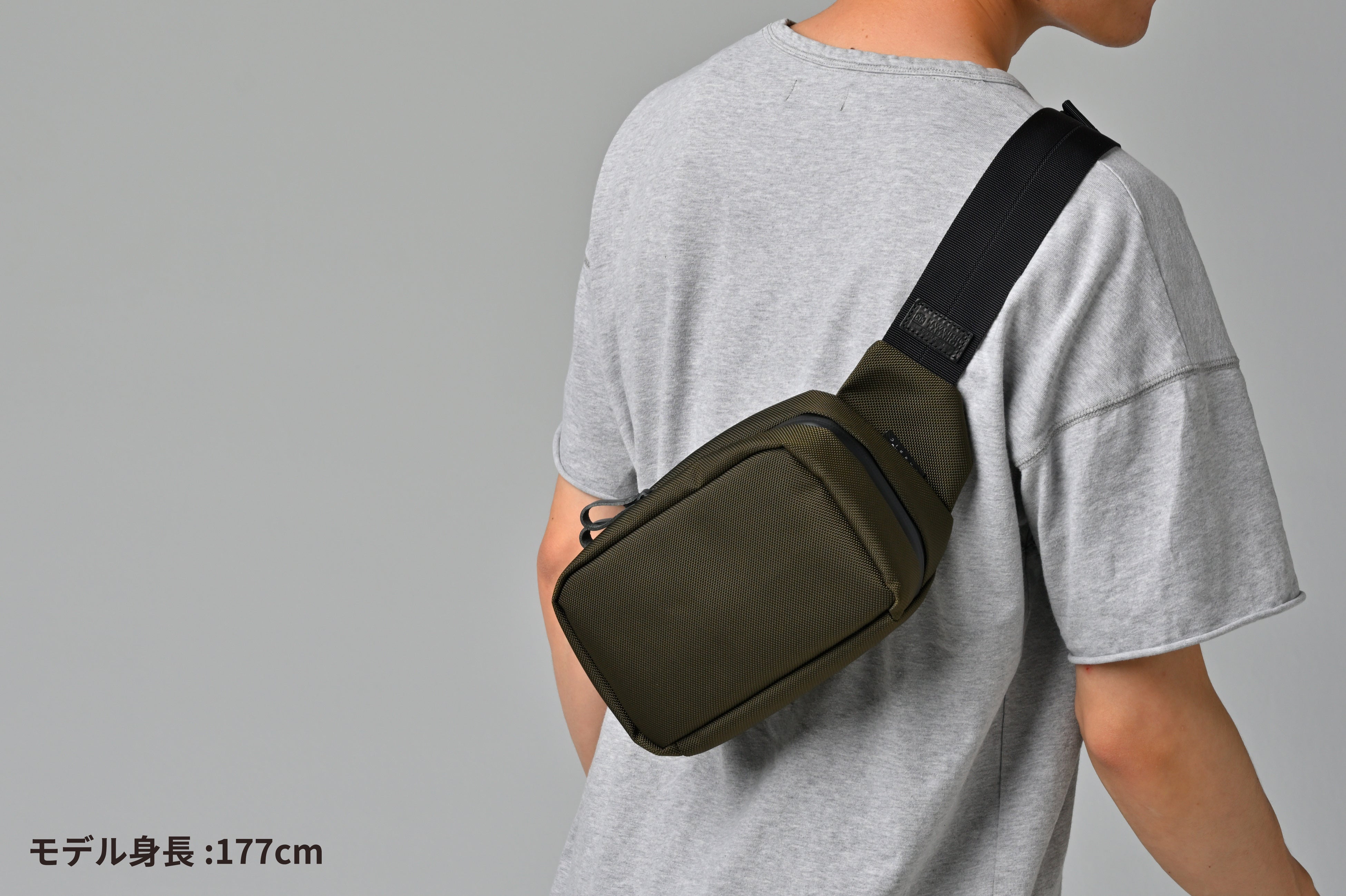 クラファン1105%達成！カメラも入るボディバッグ｜撥水×機能性の