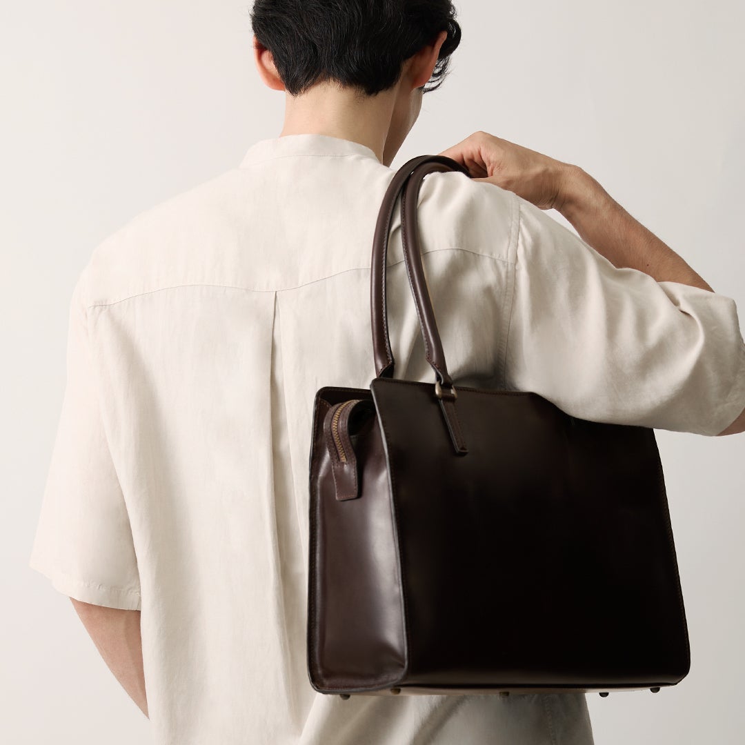 横顔に秘められた機能美。 アンティークレザーの新しいトートが誕生