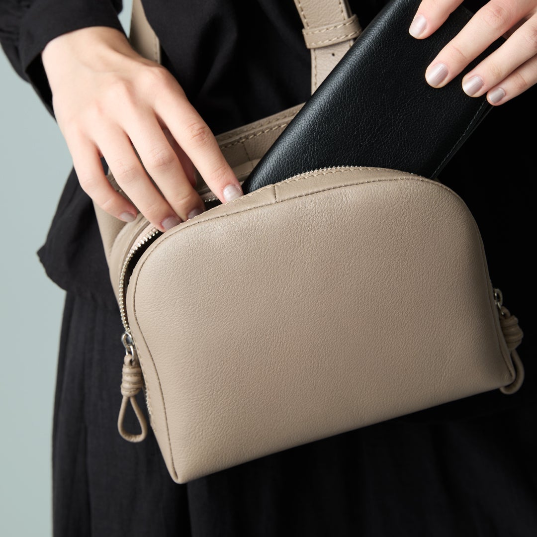 2 Way の機能はそのままに、長財布が入る、進化した 