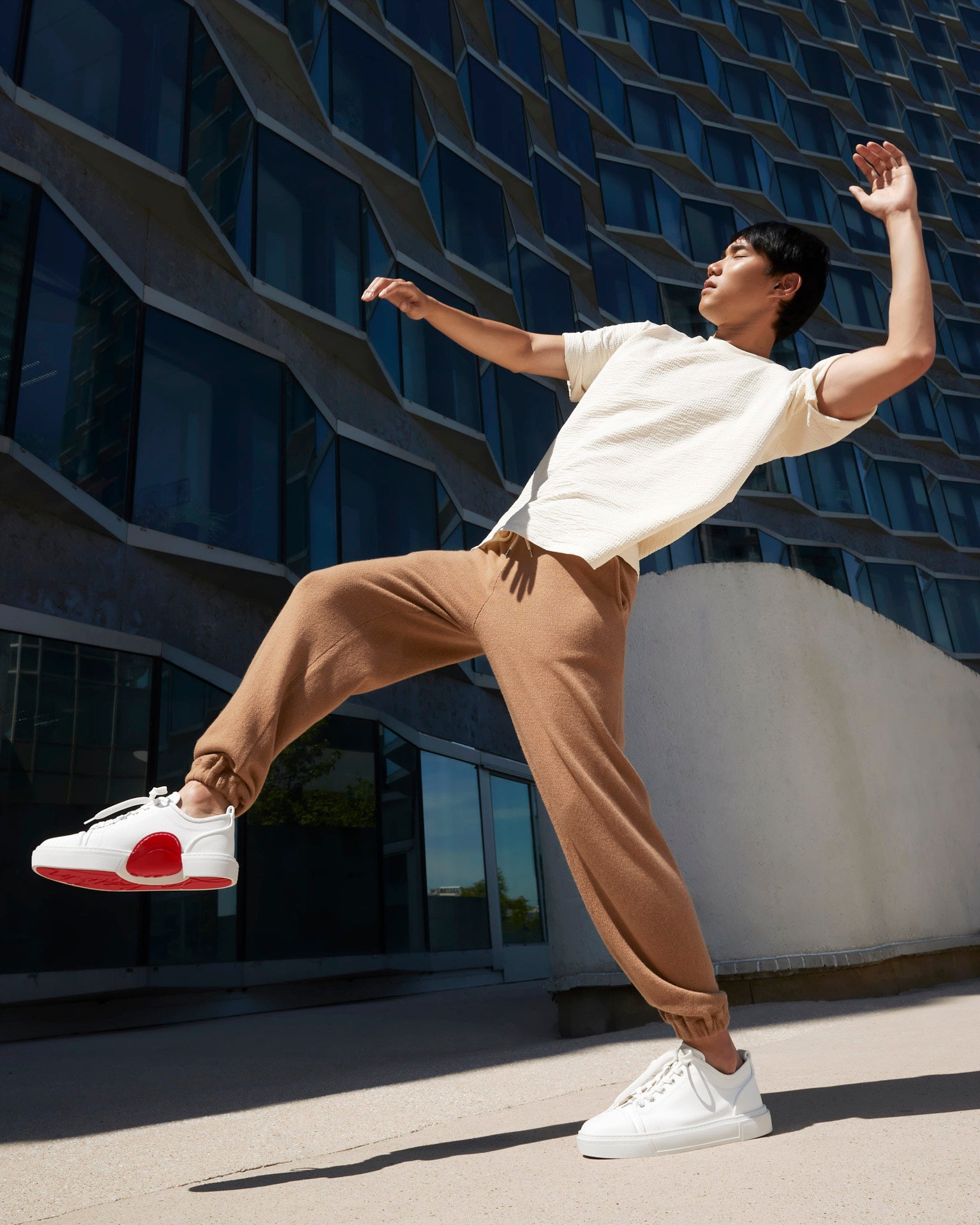 クリスチャン ルブタンからサステナブルな素材の新作スニーカーが登場