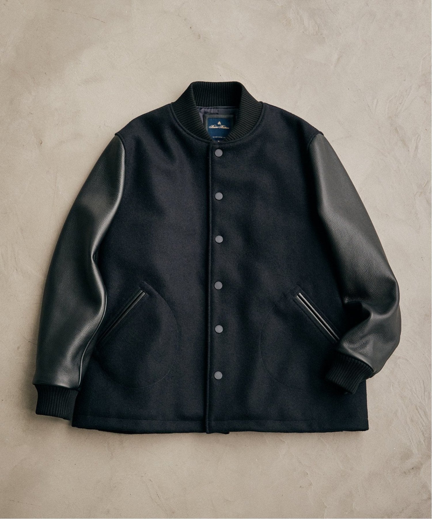 Brooks BrothersとÉDIFICEによる名作スタジャンが今年も登場。アイ