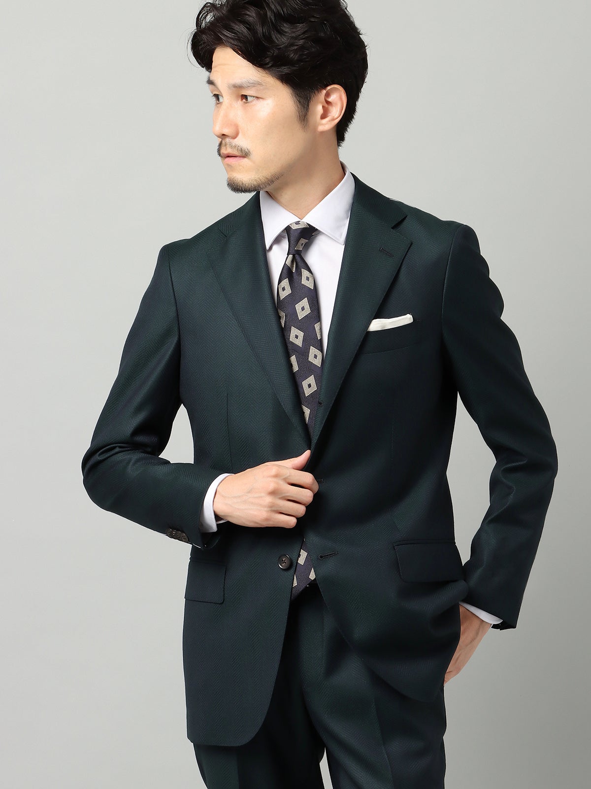 アーカイブ生地をアレンジした「究極の別注カノニコスーツ」が誕生