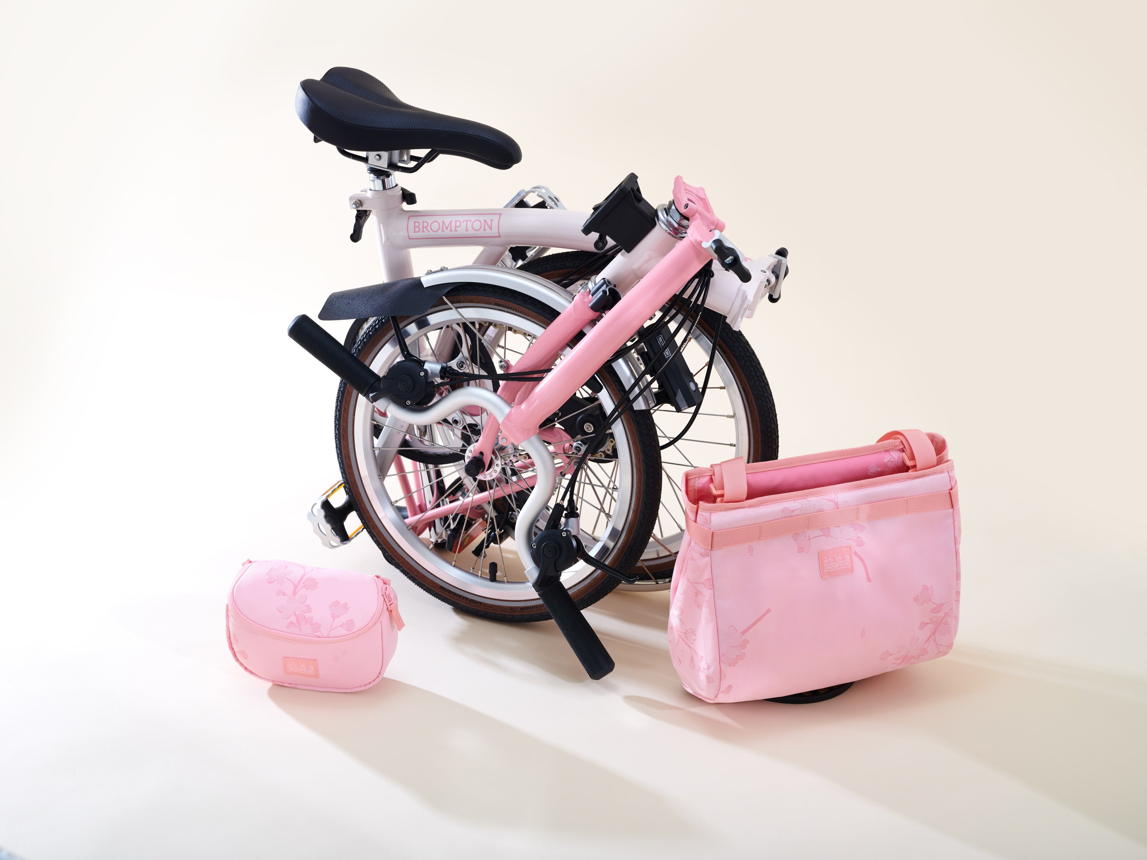 英折りたたみ自転車ブロンプトンが、限定カラー「CHERRY BLOSSOM」を