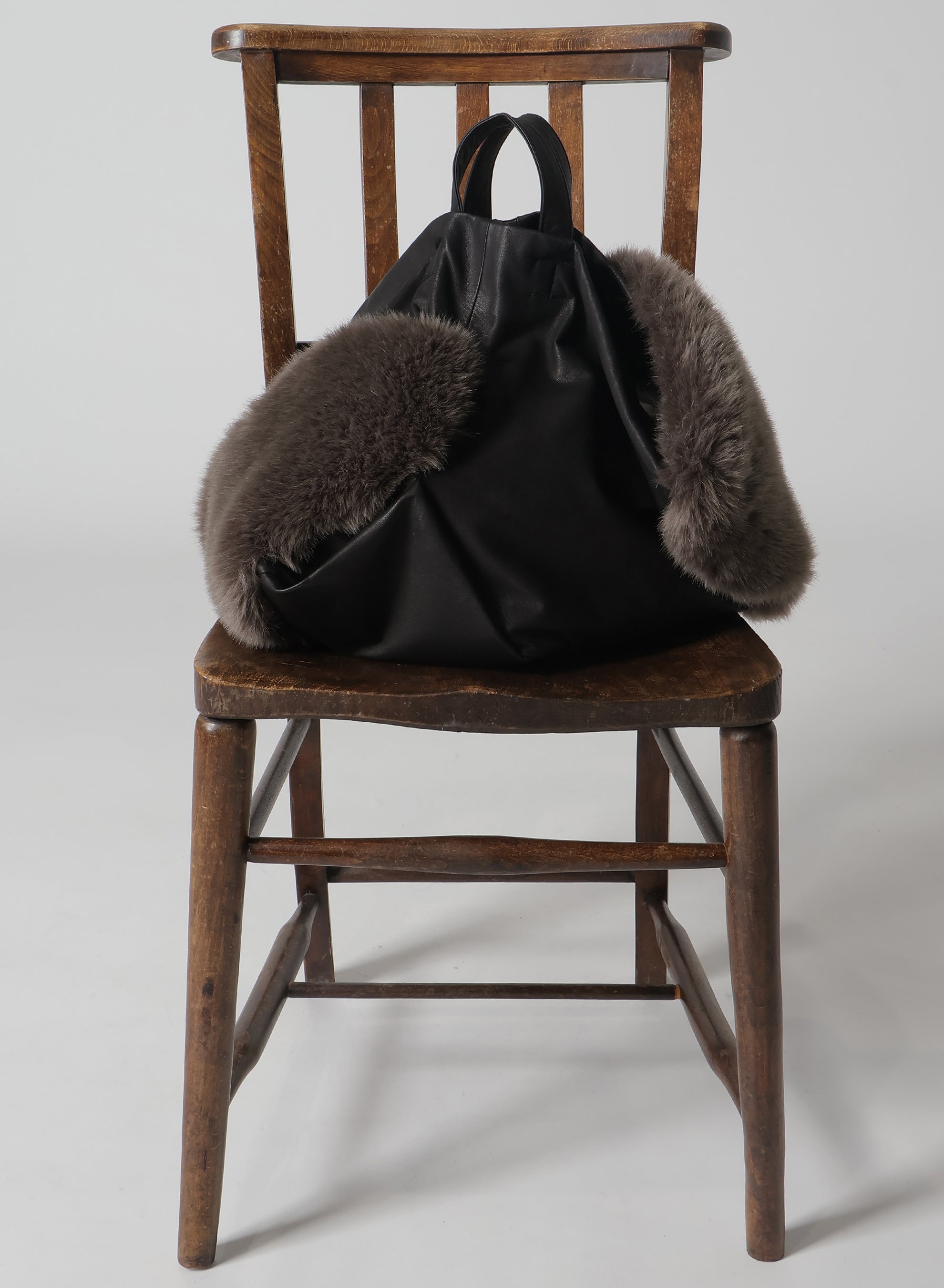 discord Yohji Yamamoto、ファーでつくられた「Y BODYBAG」と「TULIPS