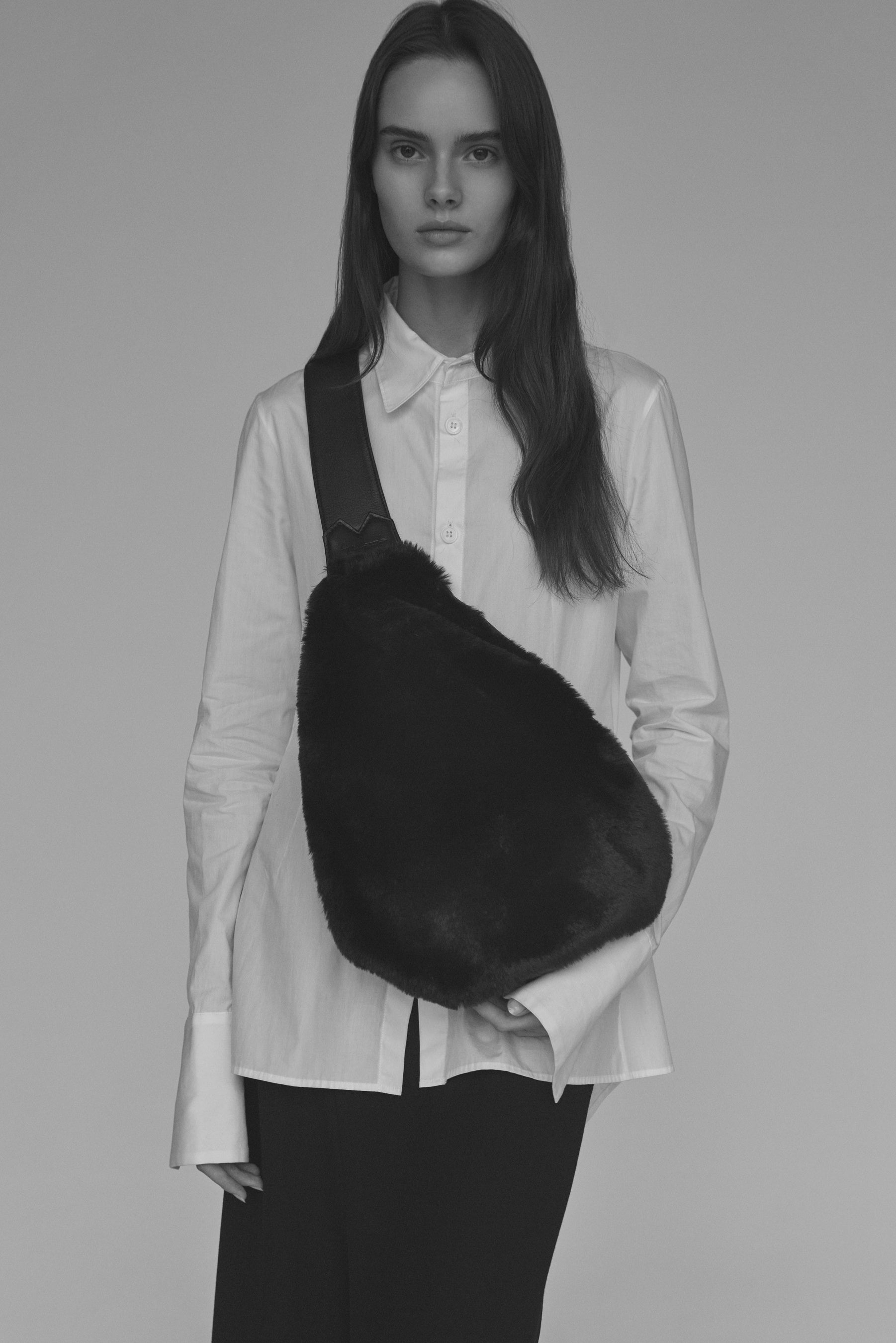 discord Yohji Yamamoto、ファーでつくられた「Y BODYBAG」と「TULIPS