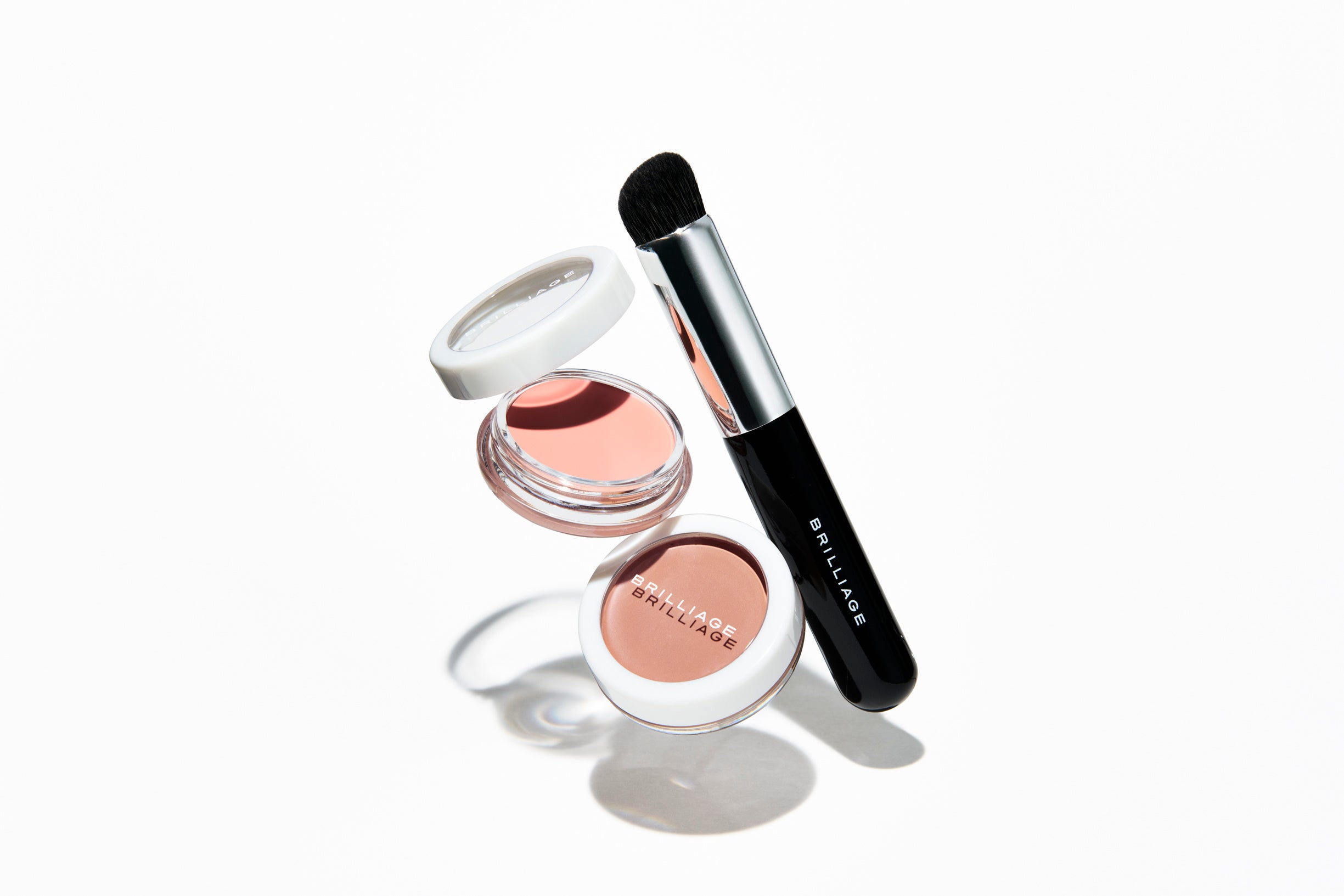 頬の気になるシミを隠しながら、“魅せる”肌に。カモフラージュ