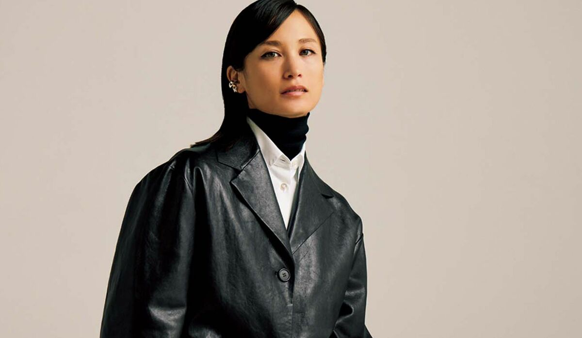 ザ ・ロウ」らしさが冴えるブラックジャケット｜力強さや華やぎを加え