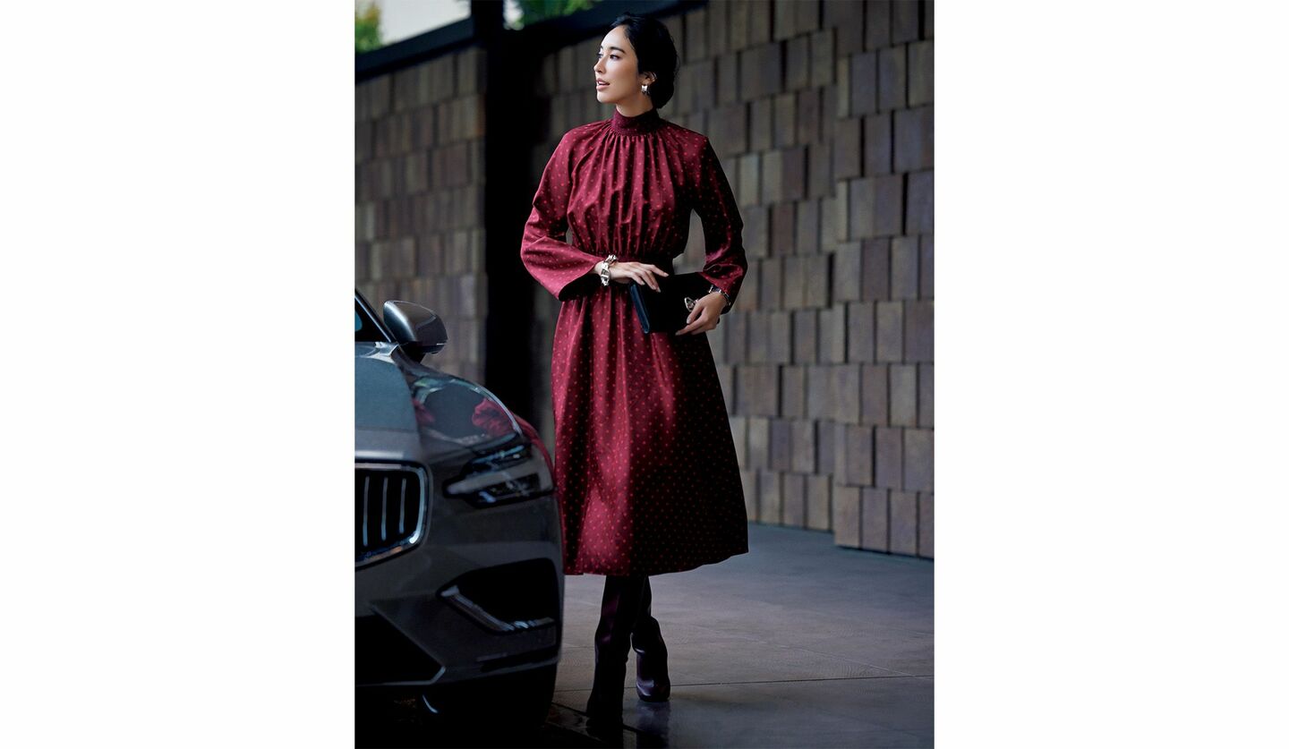 一枚で絵になる「エルメス」のシルクワンピース＆シルバージュエリーで