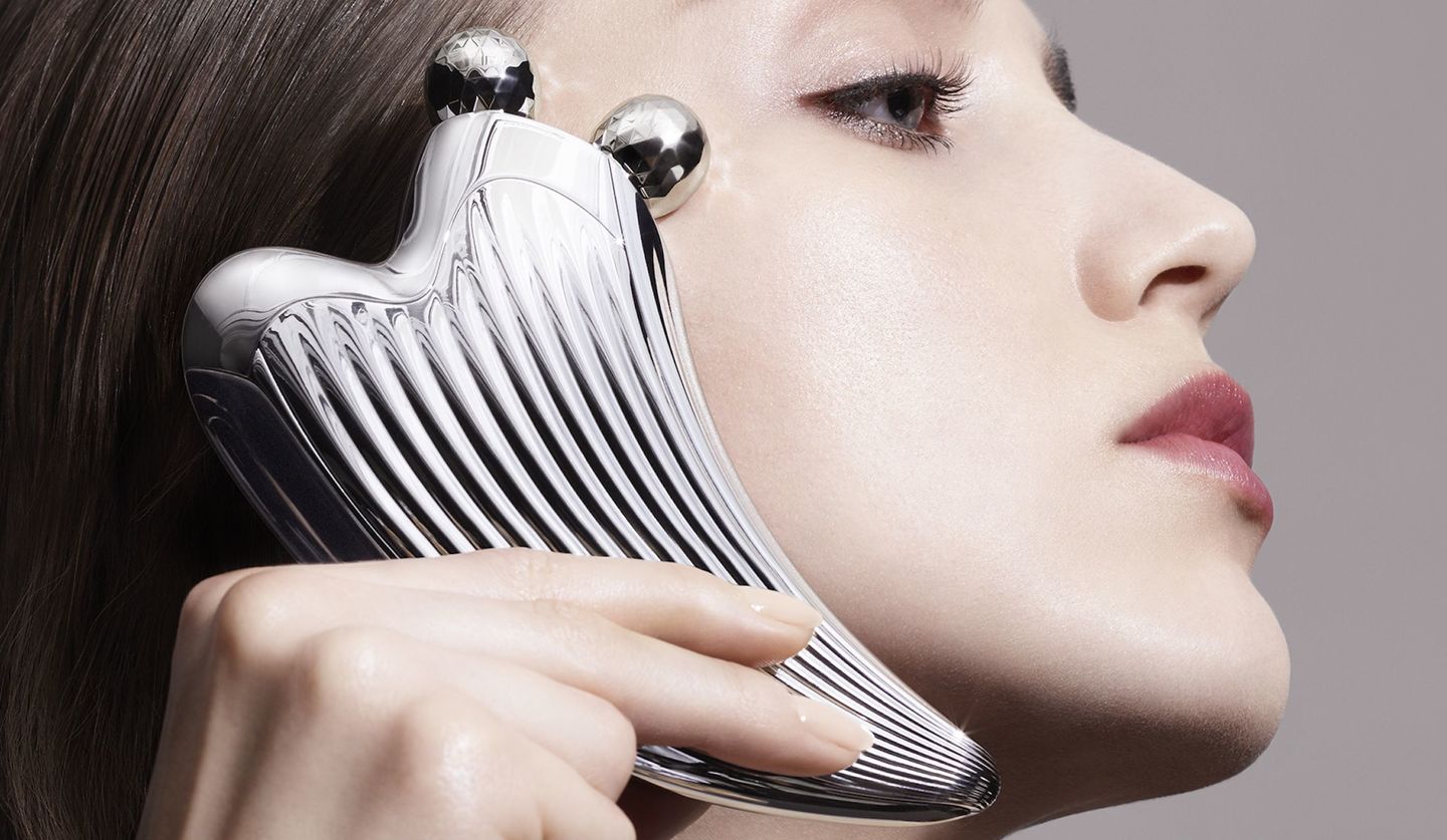 すくい上げてつまみ流す美顔器「リファカッサレイ」で、「顔のリフト