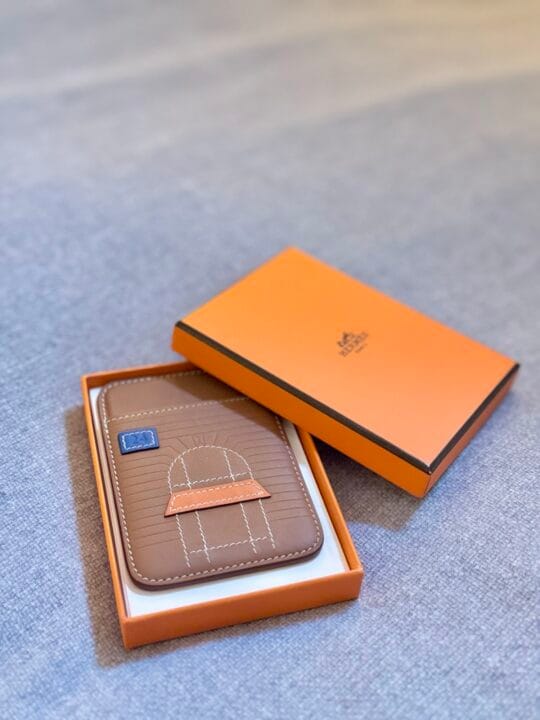 Hermes MagSafe card case: a smartphone accessory that enhances