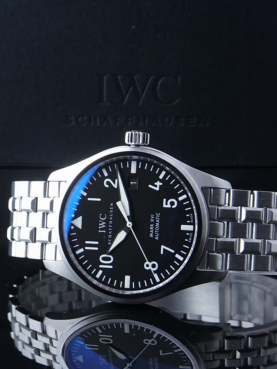IWC マーク16 パイロットウォッチ IW325501を最安値価格で販売中