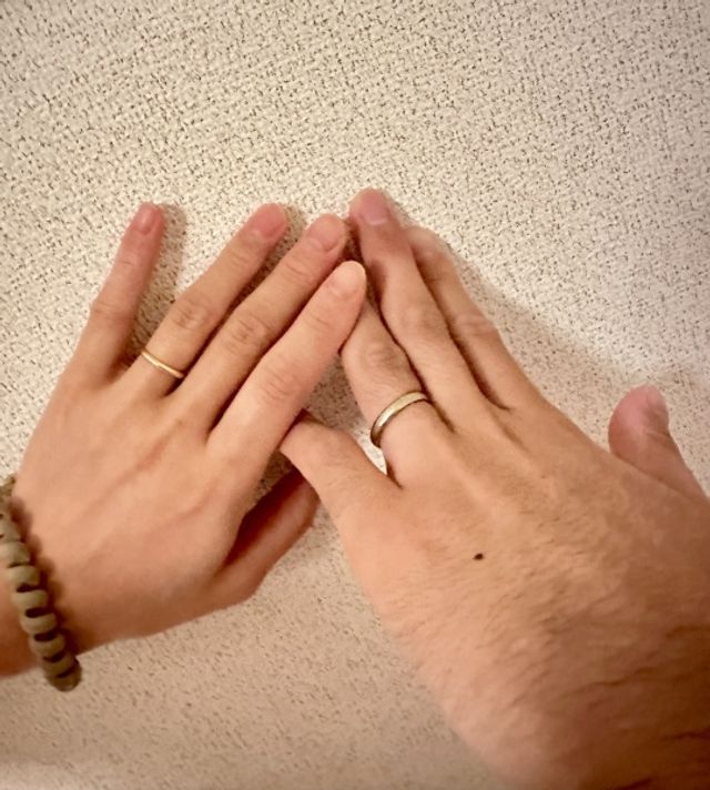 色違い、太さ違いですが、どこかリンクしたデザインでお洒落なペア