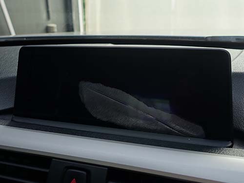 BMW 3シリーズ(F30) クラックが入ったモニターを純正中古モニターへ