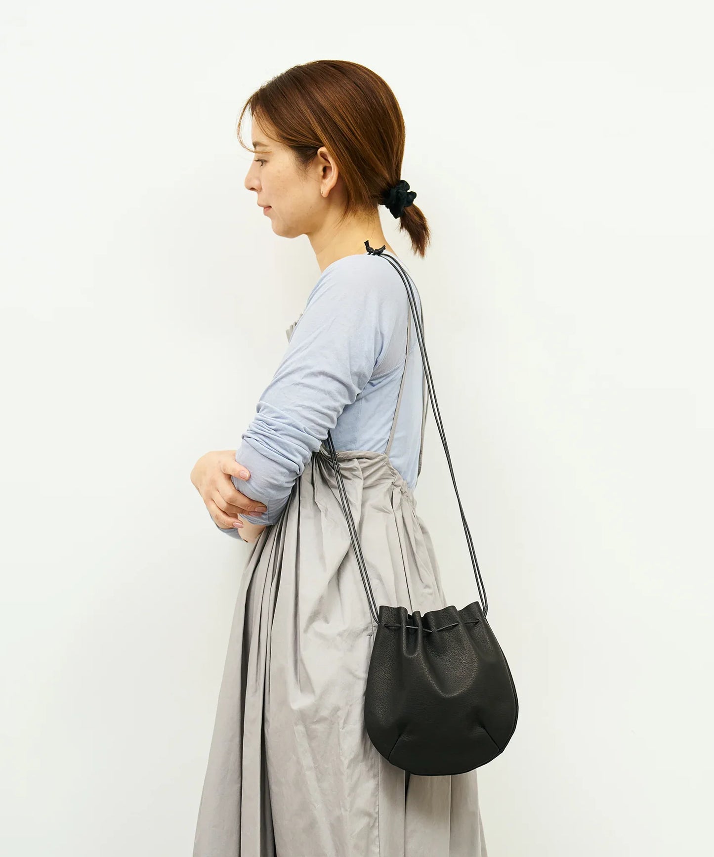 REN】《ショルダーバッグ》シンプルで軽いレザー素材の丸型ポシェット。