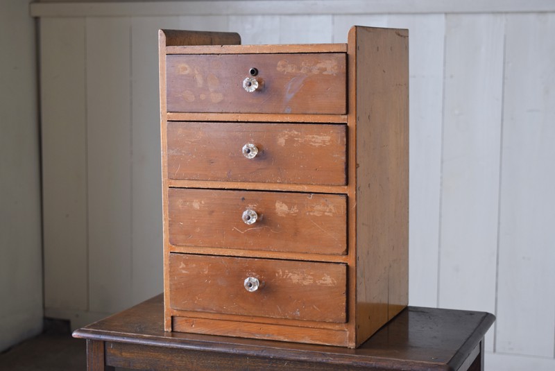 アンティーク 古いガラスつまみの4杯小引き出し | REFACTORY antiques