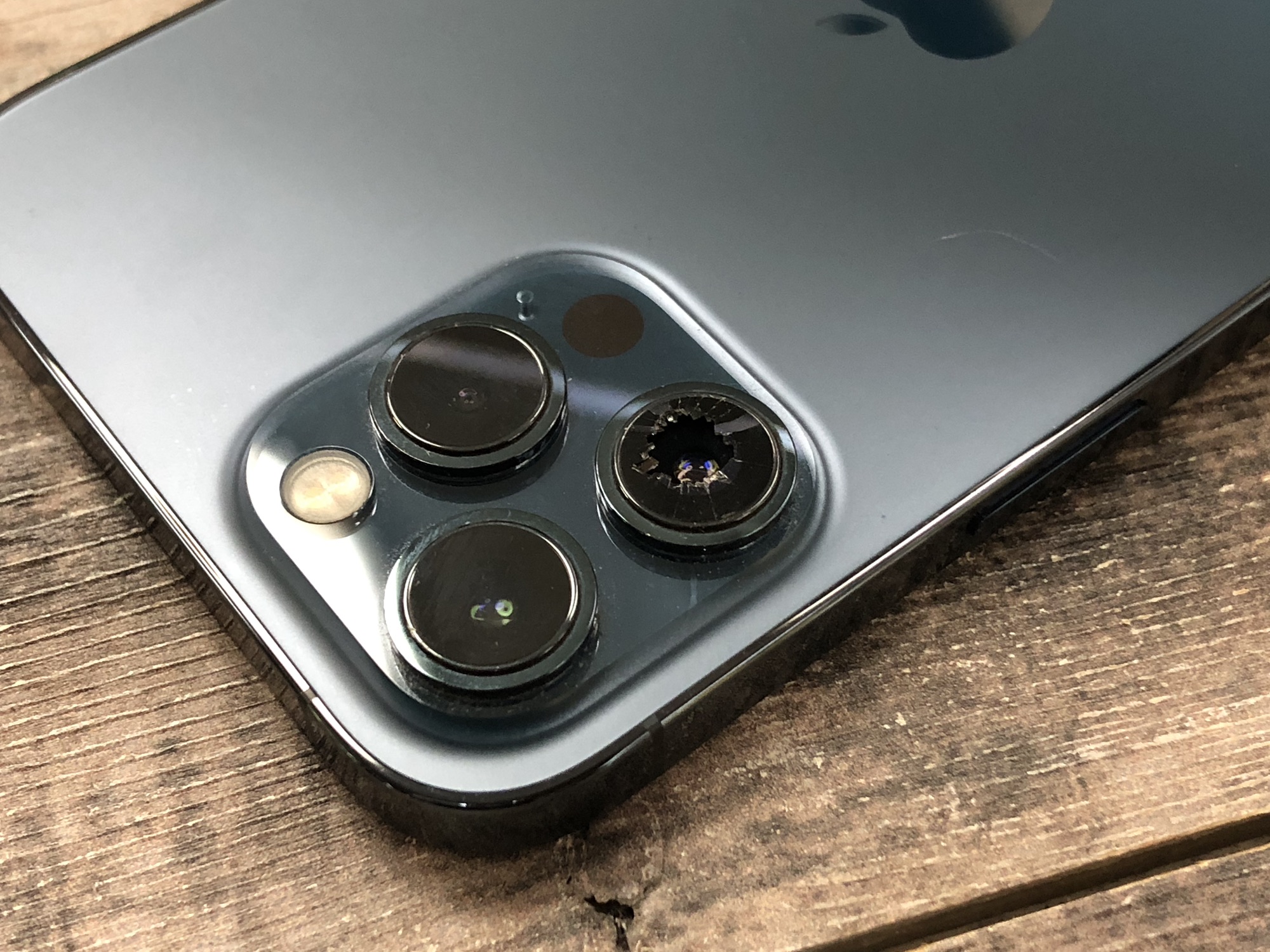 iPhone 12 Pro Maxのカメラレンズカバー割れ修理事例｜放置すると