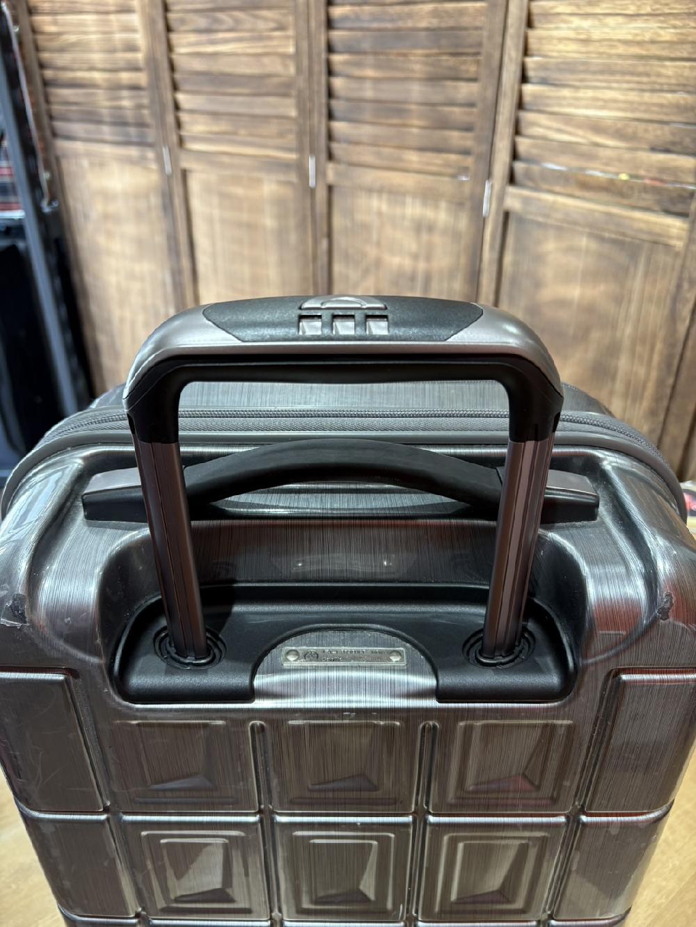 底足が取れた底足交換｜RIMOWA（リモワ）修理実績｜スーツケースなおします