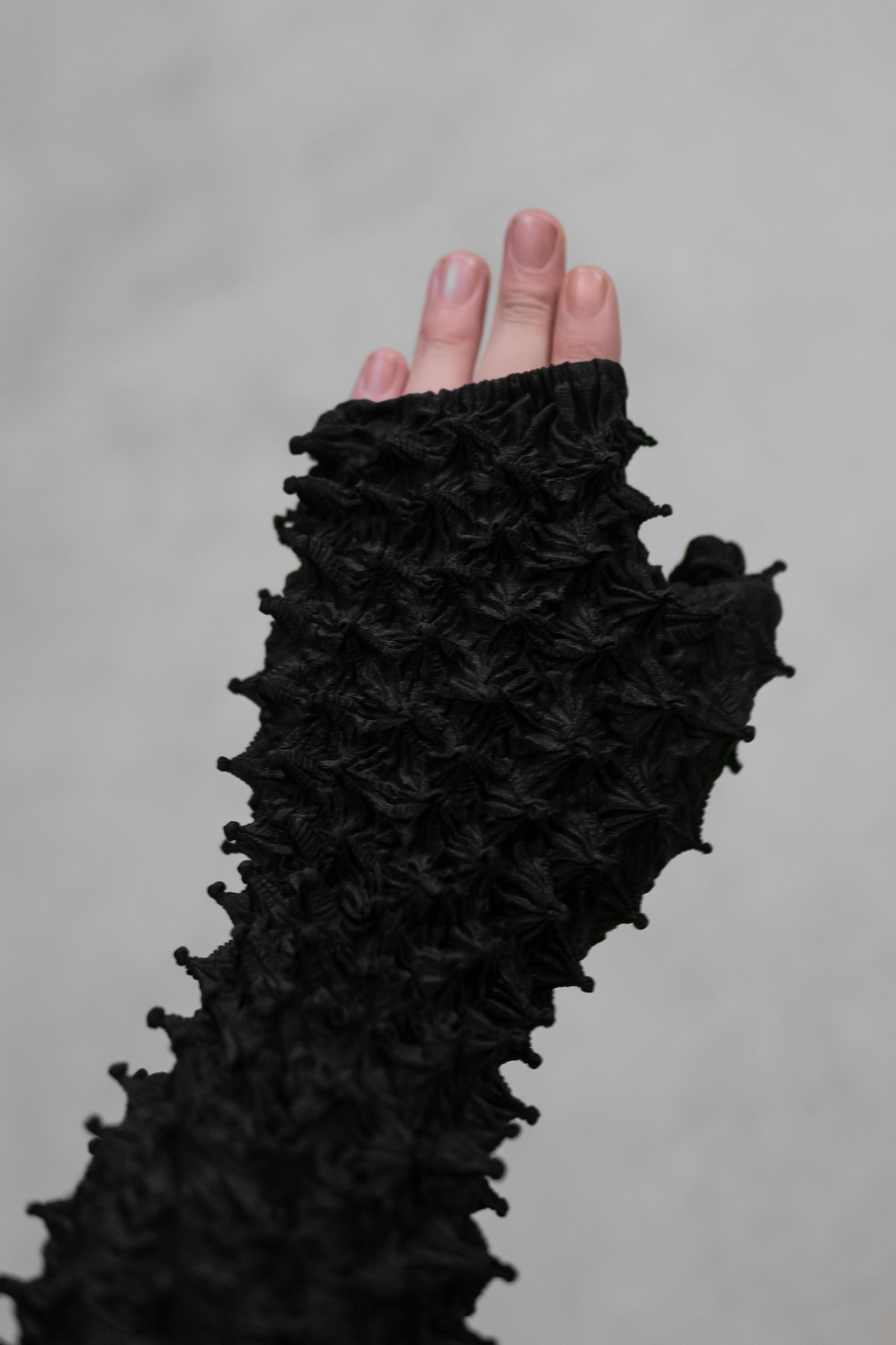 MIKAGE SHIN - Versatile Spiky Shibori Glove / Black | Retikle