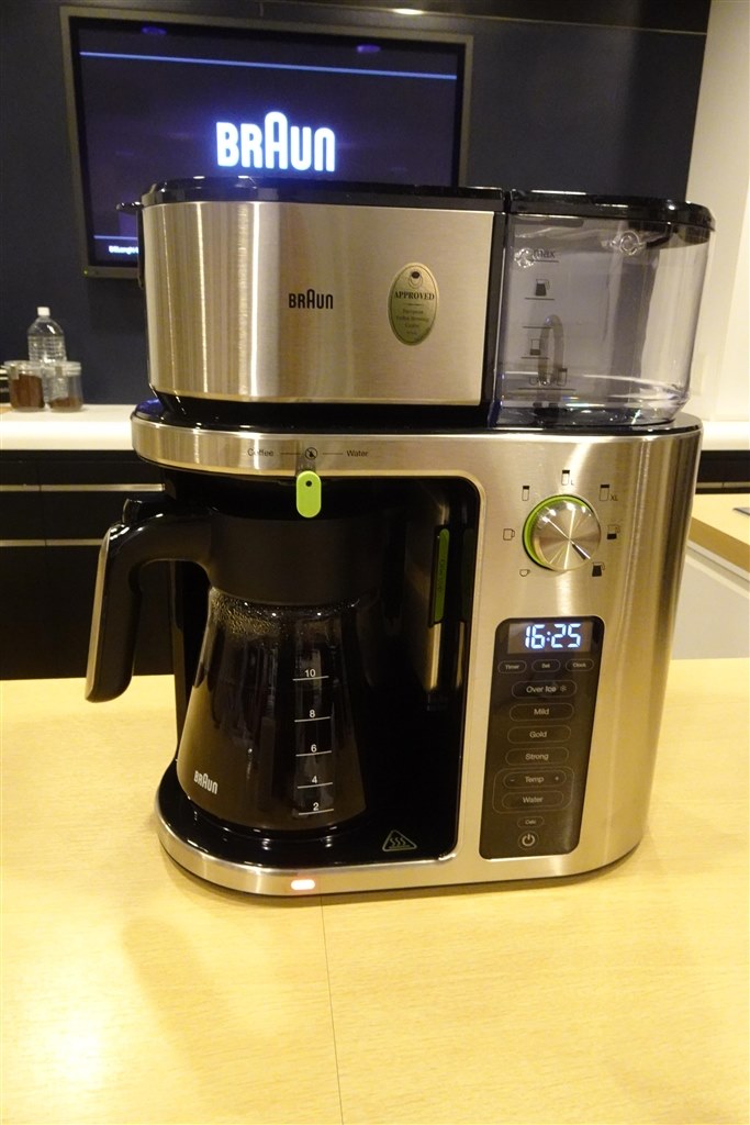 全方位に研ぎ澄まされたブラウンのドリップ式コーヒーメーカー