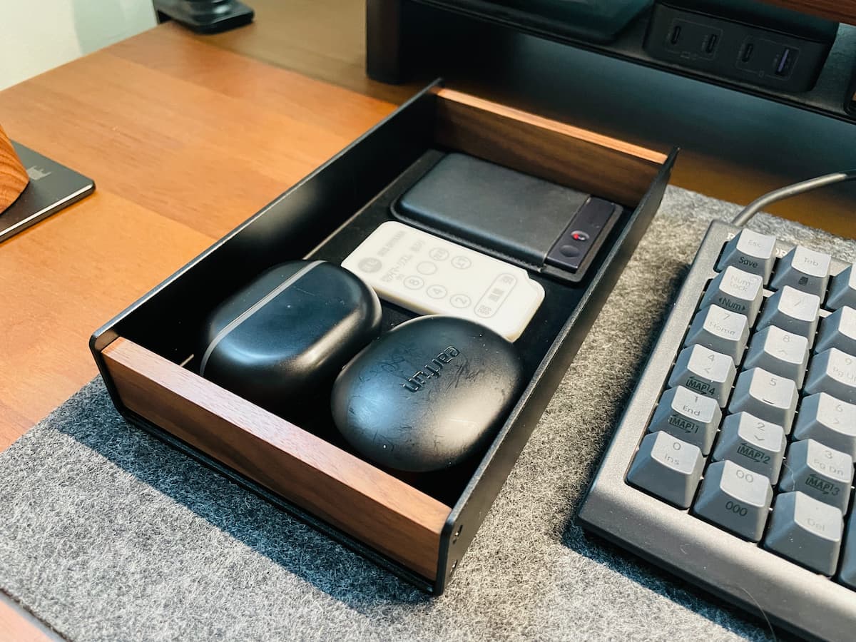 レビュー】amesoba デスクシェルフ で整う理想の作業環境。トレイが