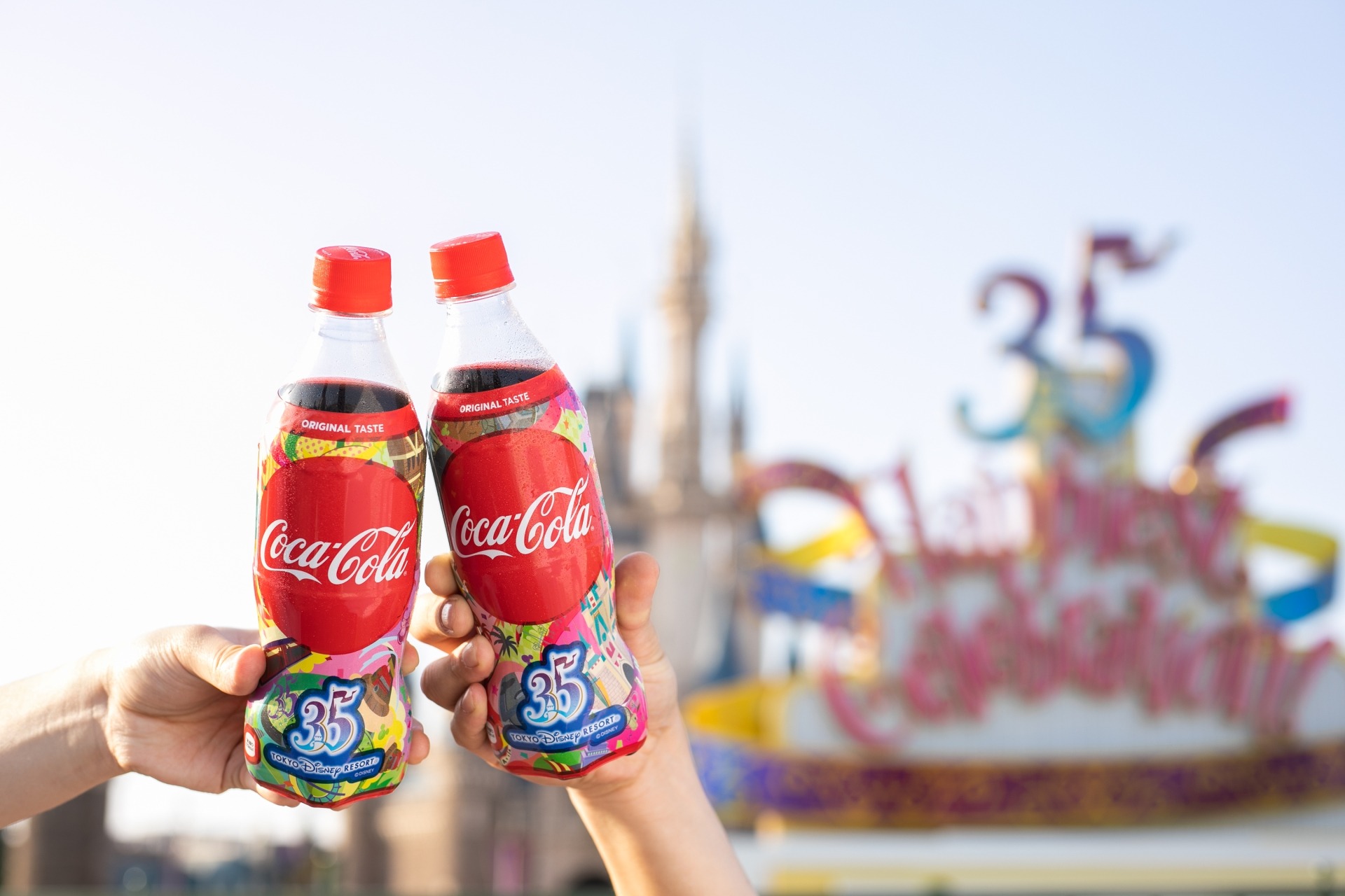 ディズニー】35周年限定デザインの「コカ・コーラ」ボトル登場！全7