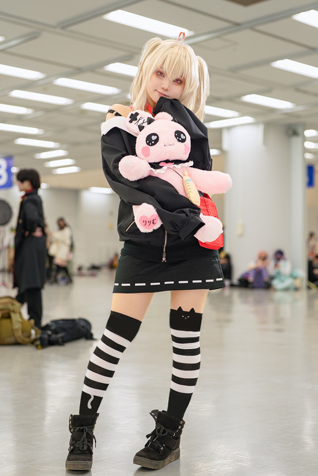 コスプレ】「にじさんじ」魔界ノりりむ、デビットを抱える姿が超