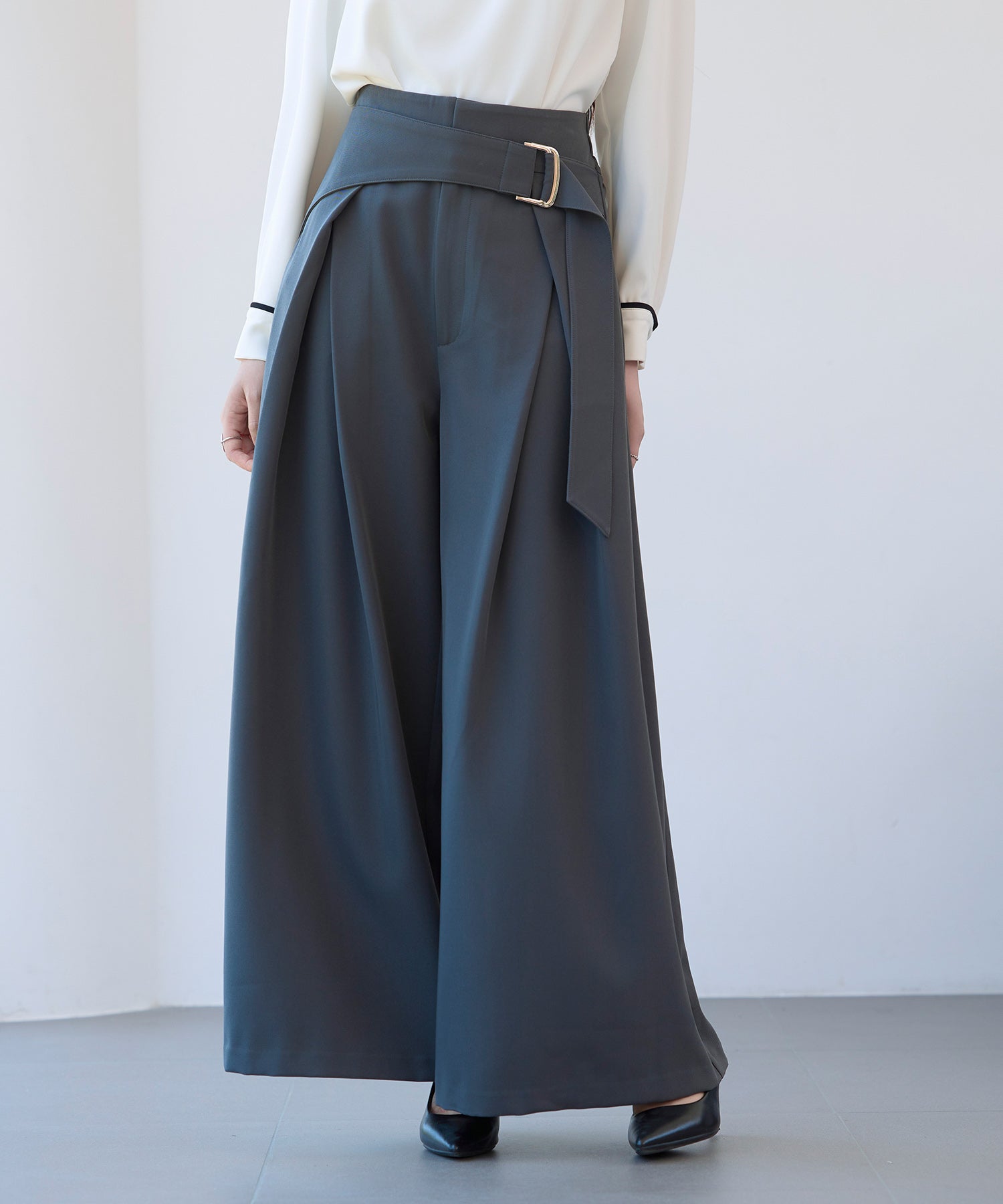 太めの飾りベルトワイドスラックスパンツsdp0322 チャコール – [公式
