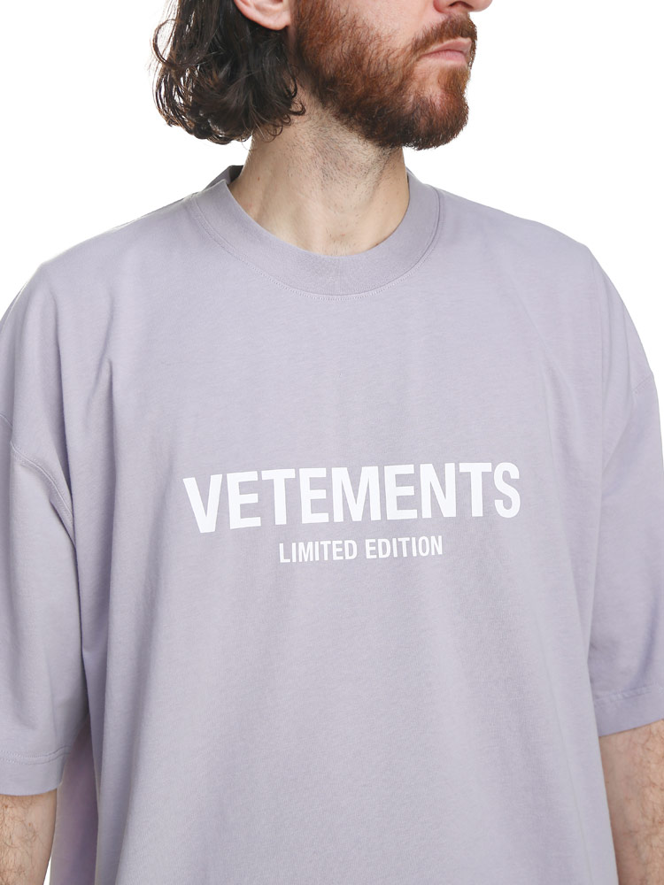 VETEMENTS (ヴェトモン) ロゴプリント クルーネック 半袖 Tシャツ
