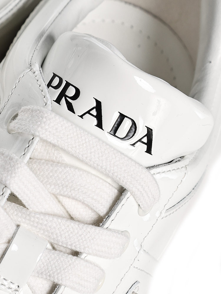 PRADA (プラダ) パテントレザー メタルロゴ ダウンタウン ローカット