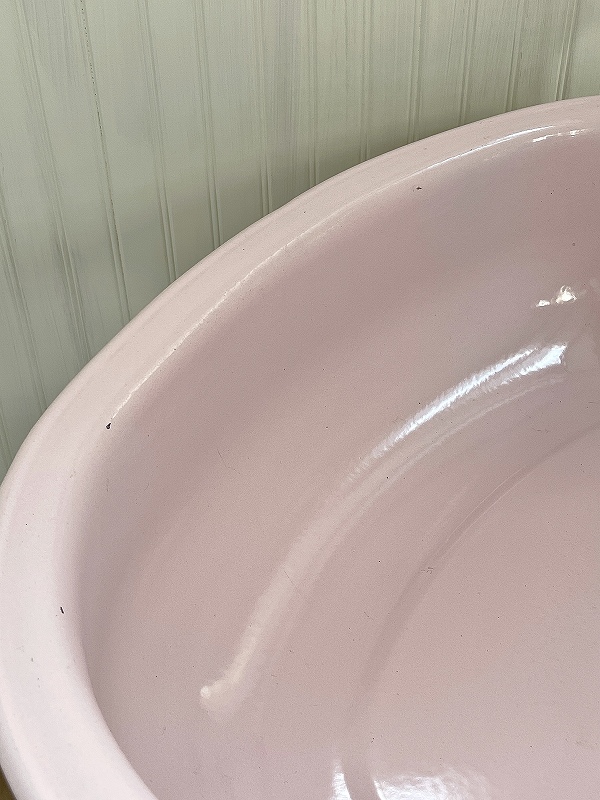 ペビーピンクの色がかわいいホーロー製ベビーバスはかわいい