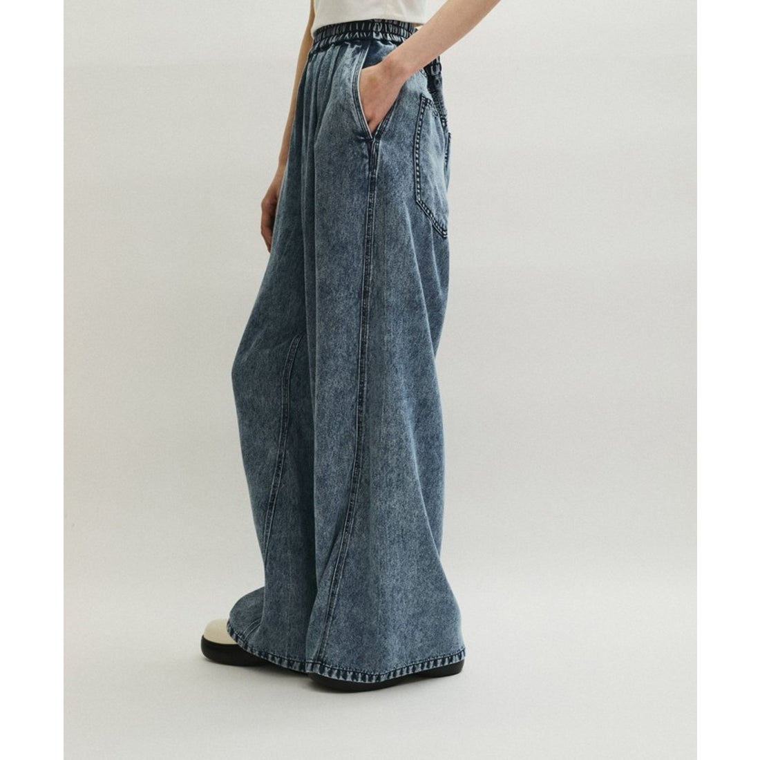 アダム エ ロペ ADAM ET ROPE' ライトデニムイージーパンツ （サックス