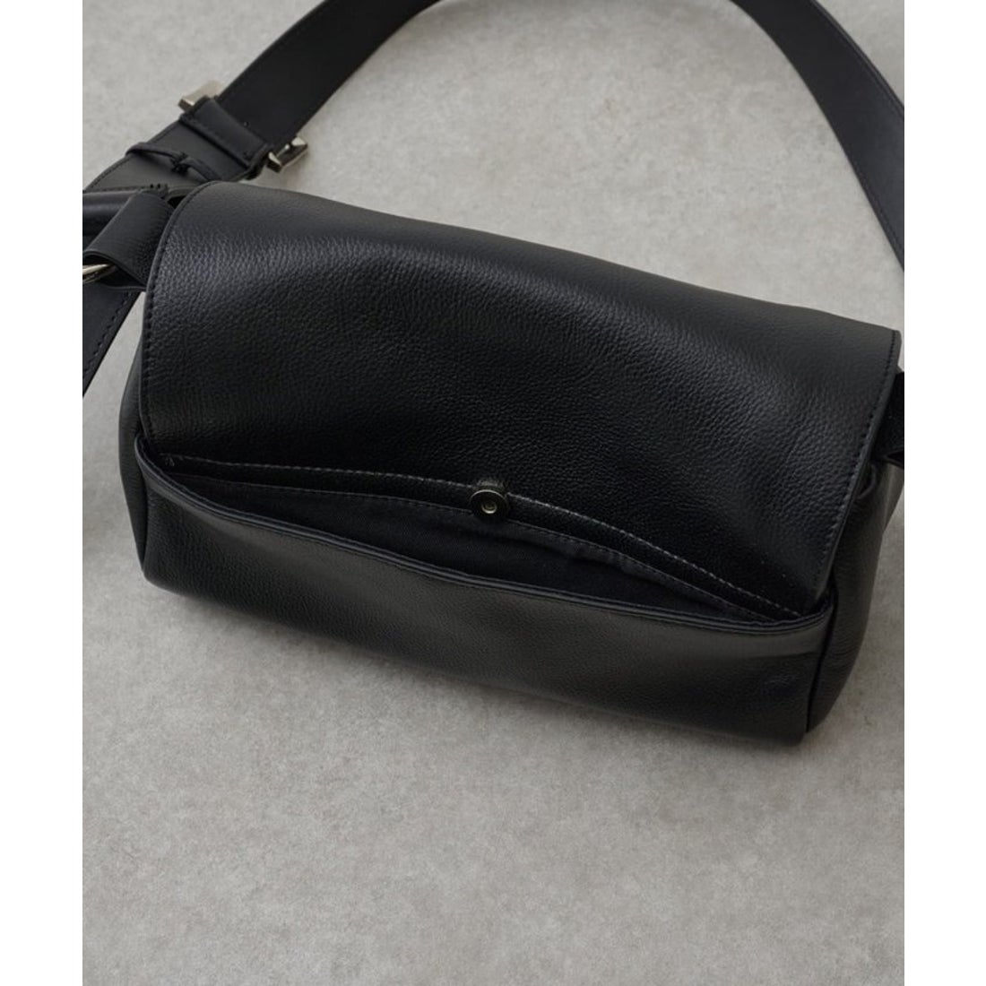 ビアズリー BEARDSLEY レザーボディバッグ （black） - ファッション