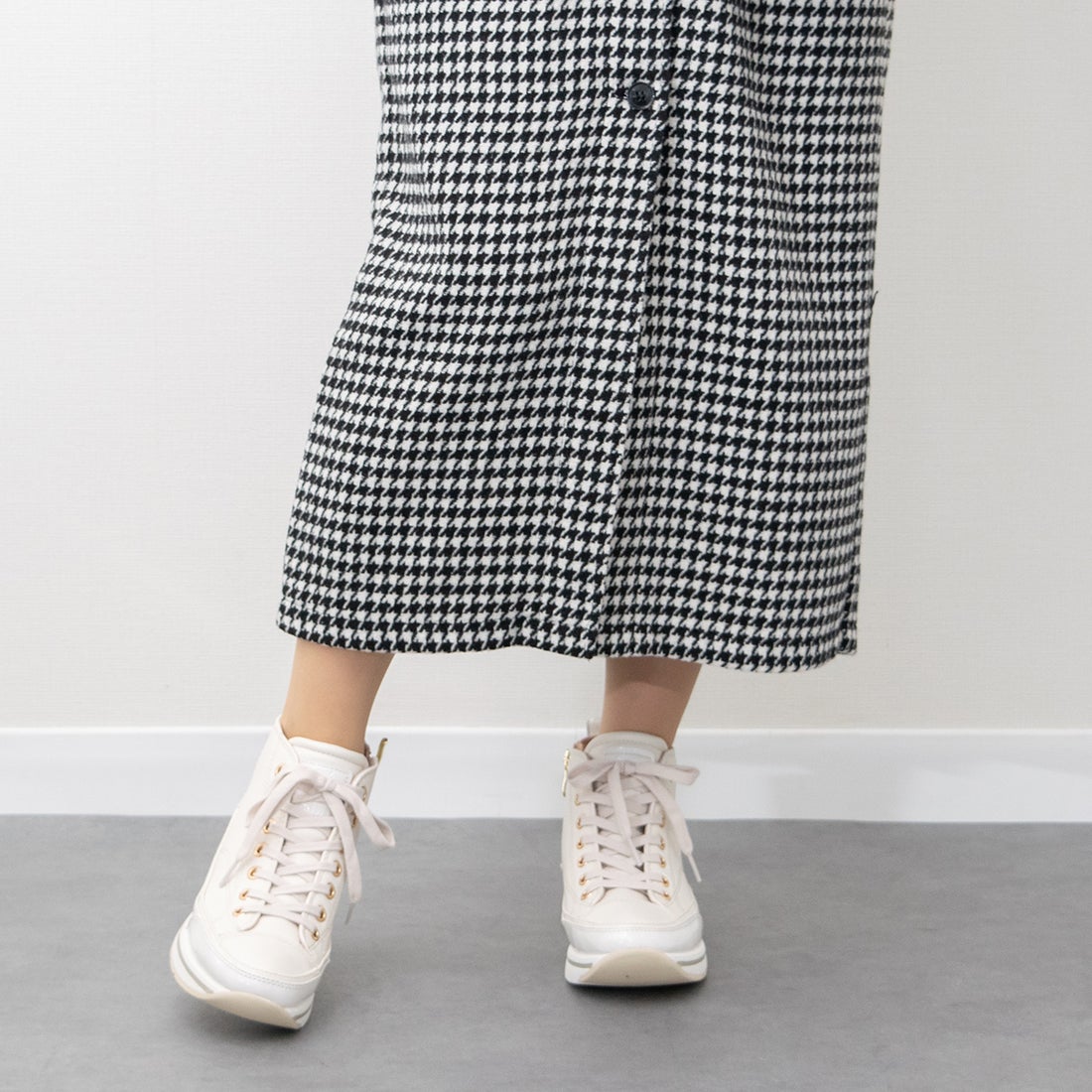 ブソラ bussola 撥水サイドジップハイカットスニーカー （アイボリー