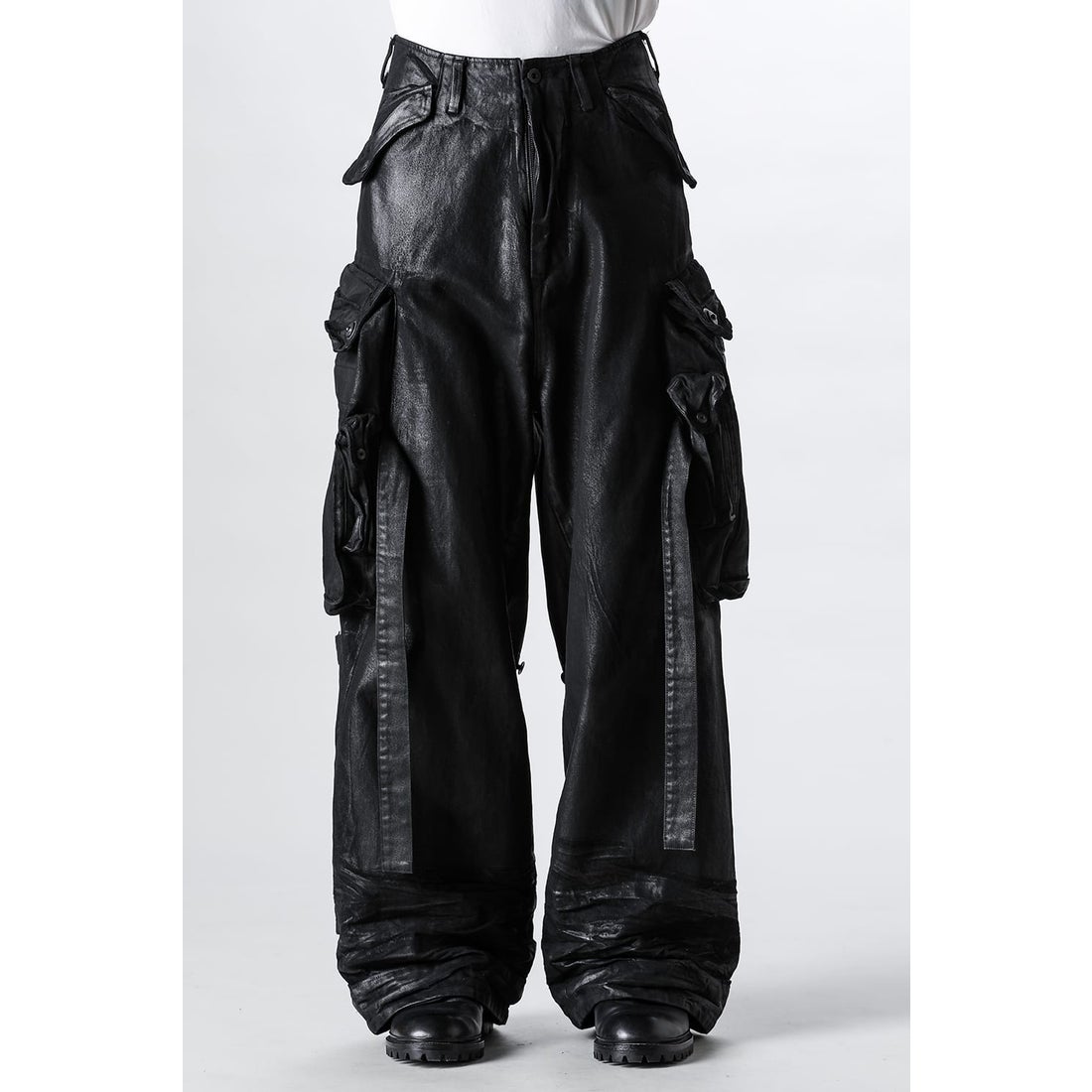 ユリウス JULIUS 12oz Coated Denim Wide Gasmask Cargo Pants（BLACK