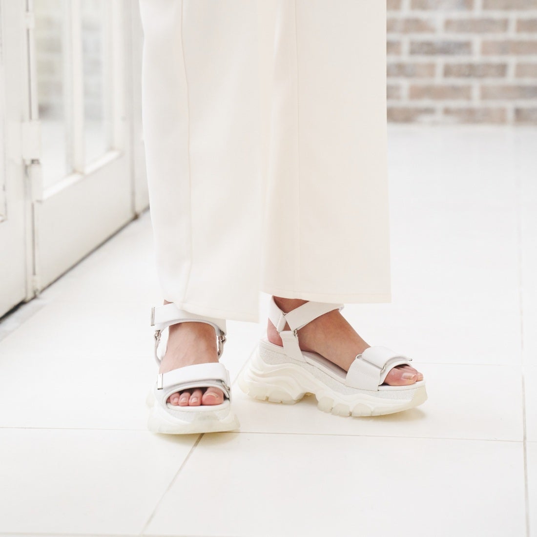 Reticulum/レティクルム （White）グリッター厚底スポーツサンダル