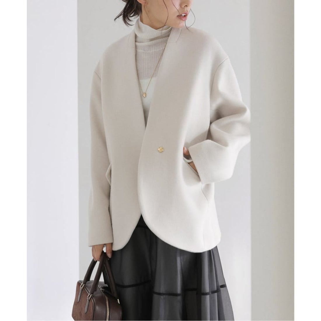 ラ トータリテ La Totalite ノーカラーショートコート （ホワイト