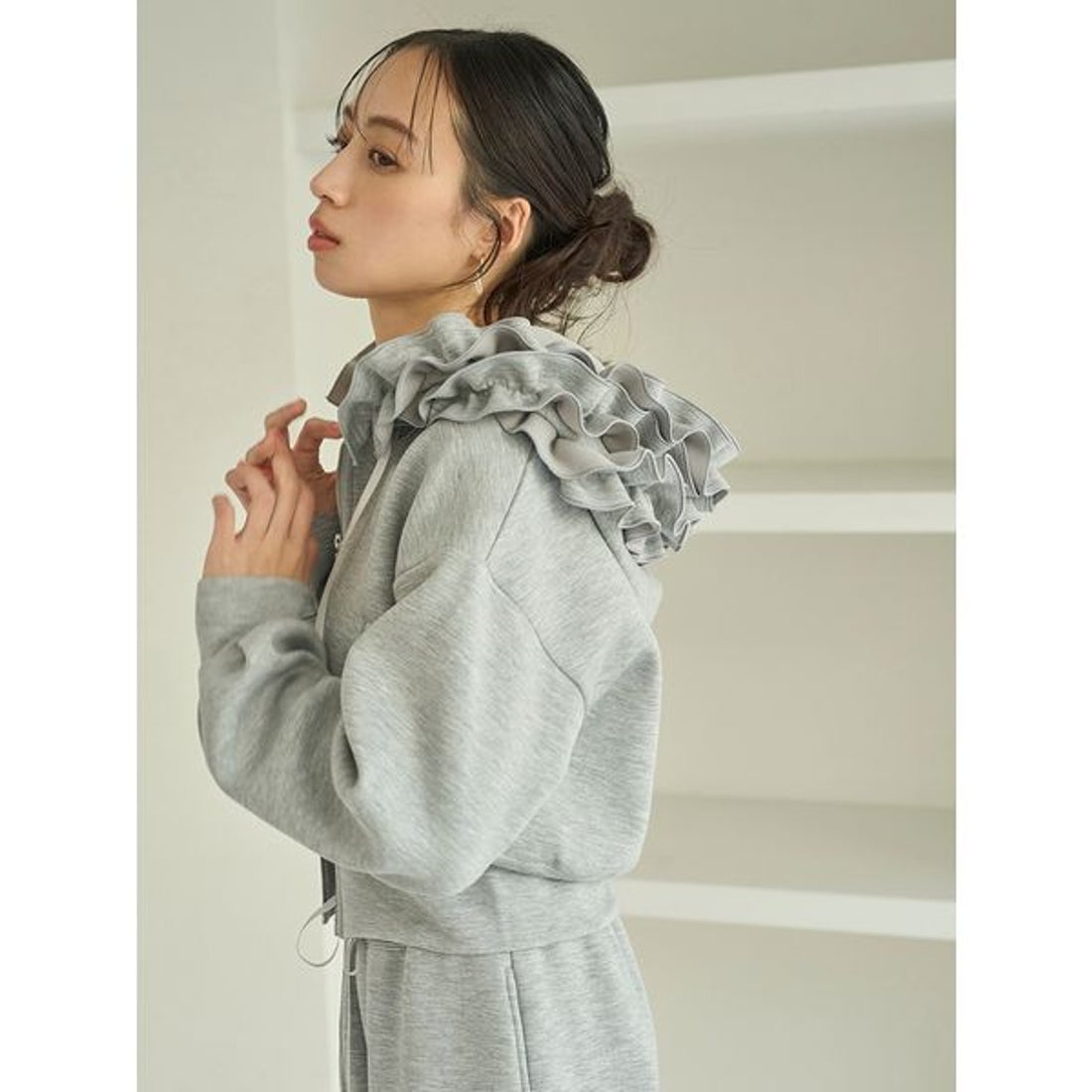 スナイデル SNIDEL フリルショートジップパーカー （GRY