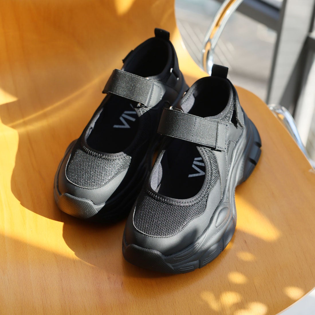 ヴィヴィアン VIVIAN 厚底ベルクロストラップスニーカー （ブラック