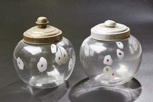 ペロペロ』『あめや瓶』『ニッキ水瓶』｜ブーム到来で数万円!?不揃いが